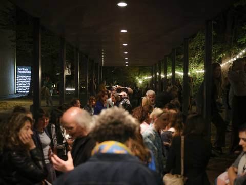 Treffen junge Szene 2026 – Menschenmenge unter einer beleuchteten Passage, Hintergrund mit Baum und Lichterkette.
