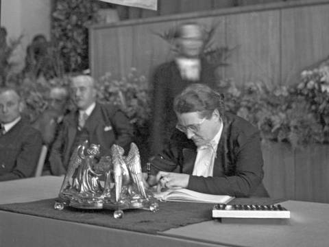 Unterzeichnung des Grundgesetzes durch Helene Wessel (Zentrum), Bonn, 23. Mai 1949