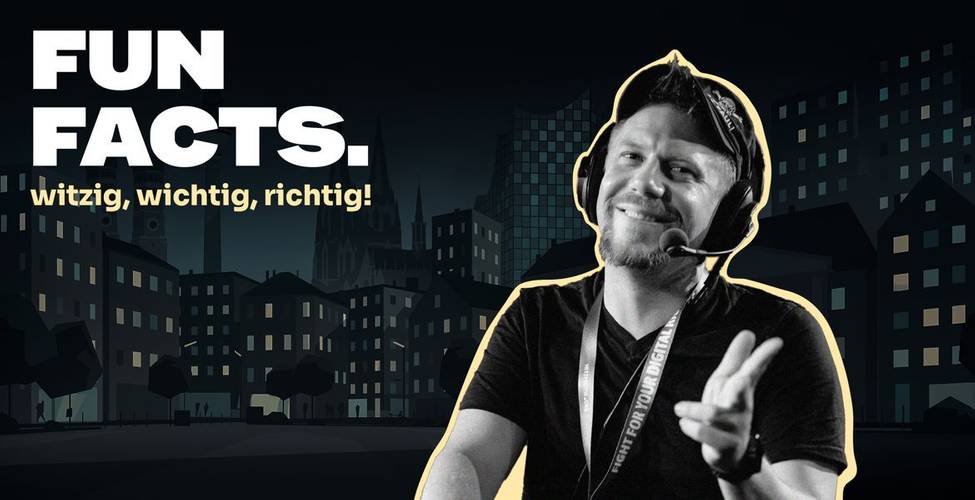 Linus Neumann & neue Geschichten von und mit Marc-Uwe Kling – Männlich gelesene Person mit Headset und Basecap lächelnd vor Stadtsilhouette. Text: FUN FACTS. witzig, wichtig, richtig!