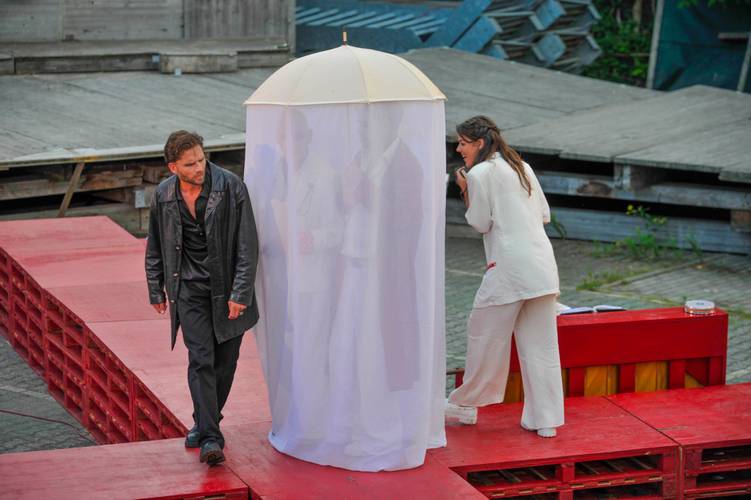 Globe Berlin: Hamlet – Hamlet aka Benjamin Krüger und Ophelia aka Helena Krey und im Versteck Polonius u Claudius