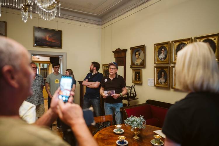 Kurator Jan Mende führt durch das Museum Knoblauchhaus. – Kurator Jan Mende führt durch das Museum Knoblauchhaus