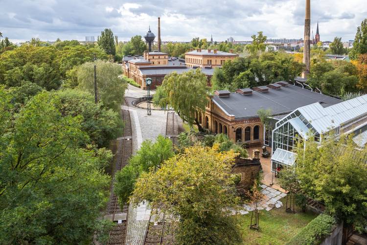 Eine Oase in der Großstadt: Der weitläufige Museumspark lädt zum Entspannen ein. – Blick auf den Museumspark des Deutschen Technikmuseums