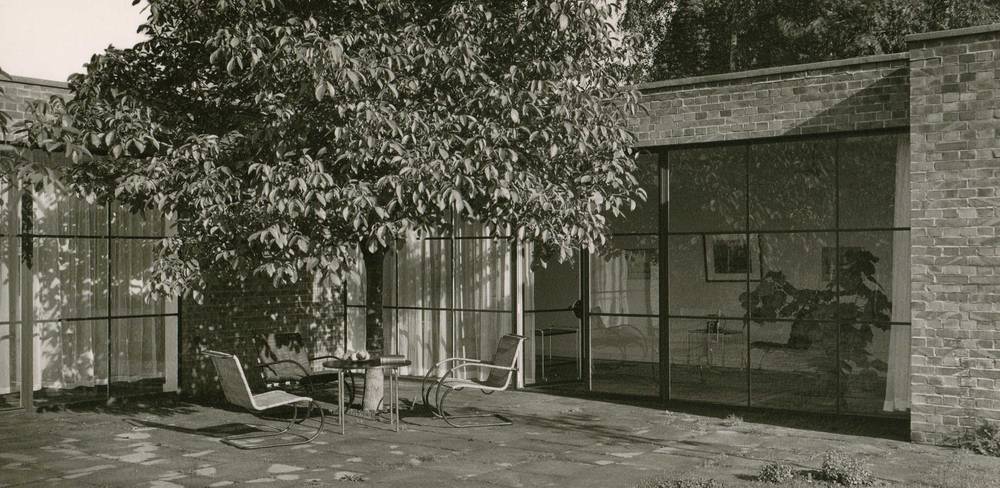 Haus Lemke, Terrasse mit Stahlrohrmöbeln, Entwurf der Stahlrohrmöbel von Mies van der Rohe, 1927