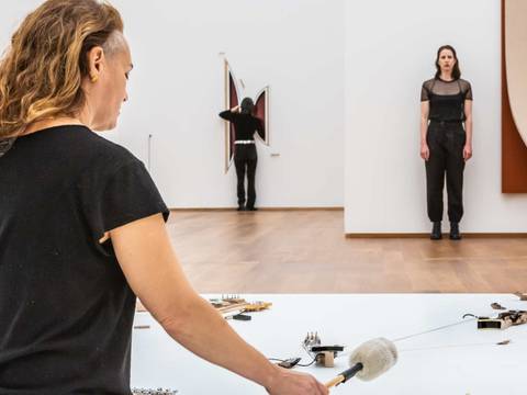 Naama Tsabar, Estuaries, Hamburger Bahnhof – Nationalgalerie der Gegenwart, 2024. Performanceansicht / Komponiert und aufgeführt von Julia Biłat, Gabriela Burdsall, Arone Dyer, Tatiana Heuman, Naïma Mazic, Rasha Nahas, Avishag Cohen Rodrigues, Sarah Strauss, Naama Tsabar.