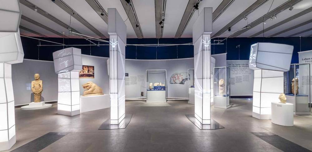 Ansicht der Ausstellung “Gebaute Gemeinschaft. Göbeklitepe, Taş Tepeler und das Leben vor 12.000 Jahren” in der James-Simon-Galerie, Museumsinsel Berlin