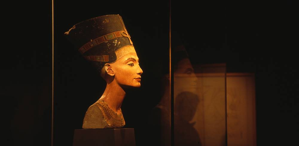 Modellbüste der Nofretete, Dreiviertelprofil nach rechts, 18. Dynastie, Amarna, Ägypten