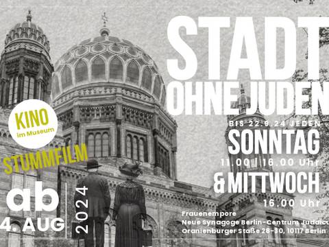 Stadt ohne Juden (c) Centrum Judaicum – Ehepaar steht mit Koffern vor der Neuen Synagoge Berlin