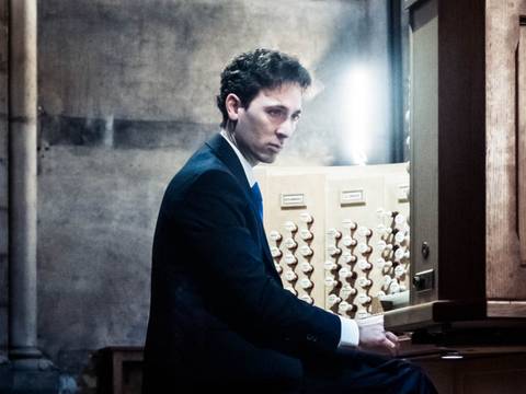  – Vincent Dubois sitzt an einer Orgel