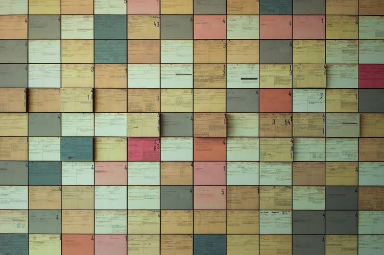 Collage aus Karteikarten zu den Ermittlungen gegen RSHA-Angehörige