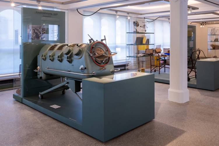 Dem Leben auf der Spur – Historischer Krankensaal mit „eiserner Lunge“