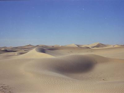 Sahara Algerien | Werkfoto, ›Fata Morgana‹, BRD 1971, Regie: Werner Herzog – Sanddünen in der Wüste unter hellblauem Himmel.