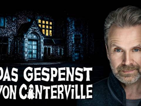 Matthias Matschke liest Oscar Wilde. – Ein Gebaeude bei Nacht, darüber "Das Gespenst von Canterville", daneben eine Person mit grauen Haaren und Bart in dunkler Kleidung.