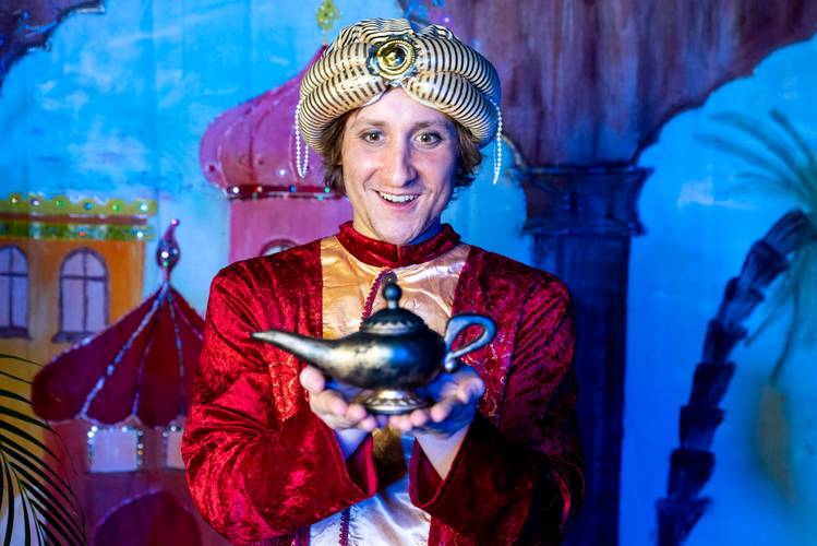 Aladdin und die Wunderlampe – Mann in orientalischer Kleidung – aus dem Stück „Aladdin und die Wunderlampe“