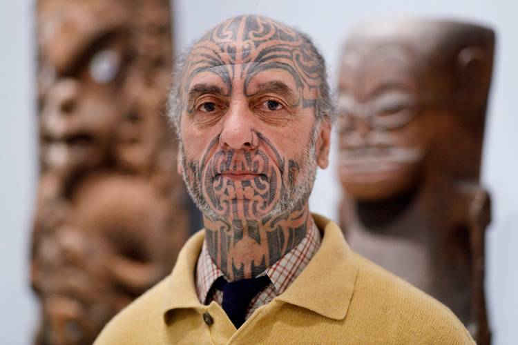 George Nuku in der Ozeanien-Ausstellung des Ethnologischen Museums im Humboldt Forum – George Nuku in der Ozeanien-Ausstellung des Ethnologischen Museums im Humboldt Forum