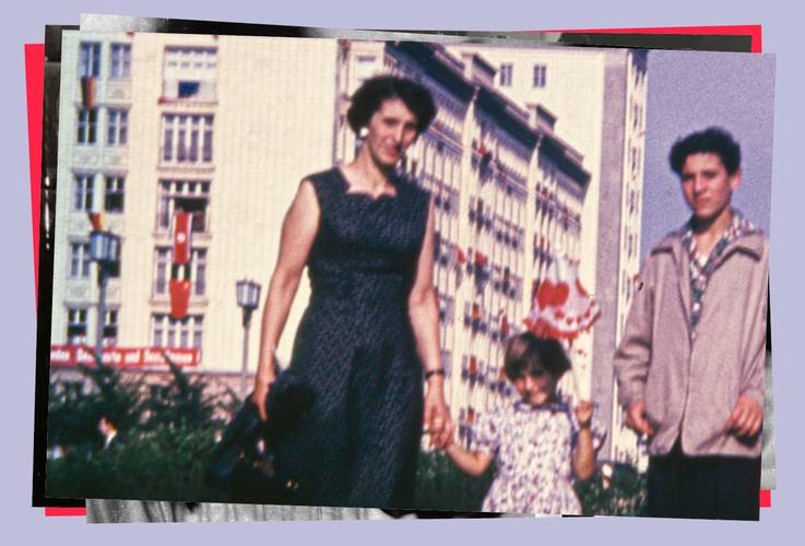 Alice Zadek mit ihrer Tochter Ruth und ihrem Neffen David Hopp auf der Stalinallee (heute: Karl-Marx-Allee), Berlin ca. 1956 – Ein Foto von einer Frau, einem Kind und einem Jugendlichen. Es zeigt Alice Zadek, ihre Tochter Ruth und ihren Neffen David Hopp auf der damaligen Stalinallee in 1956.