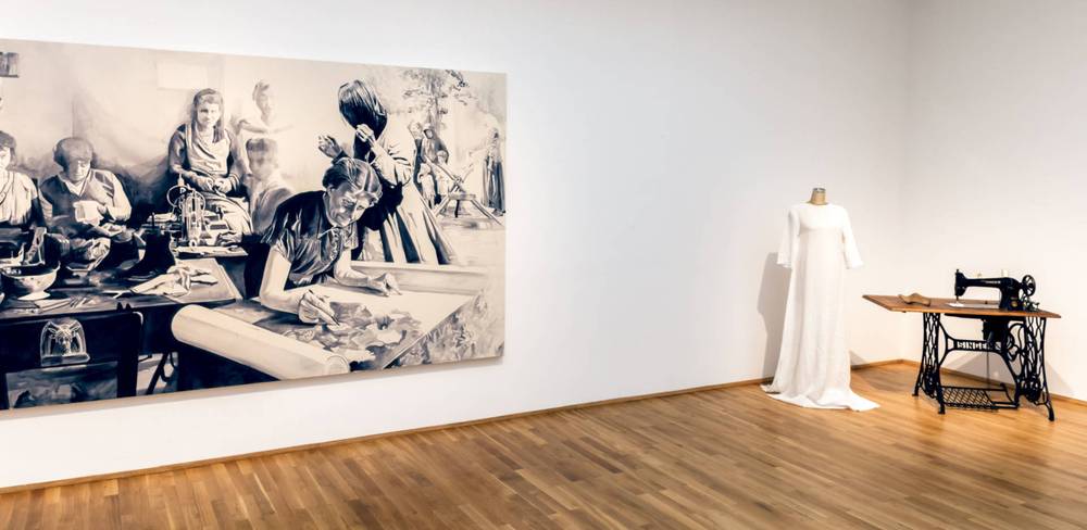 Ausstellungsansicht „Giulia Andreani. Sabotage“, Hamburger Bahnhof – Nationalgalerie der Gegenwart, 27.02.2026 – 13.09.2026, Abgebildet: Pour elles toutes (Myrninerest), 2024; Kleid aus Vorhängen von Cyril Gerbron, 2018; Industrie-Nähmaschine, ca. 1910 (von links)