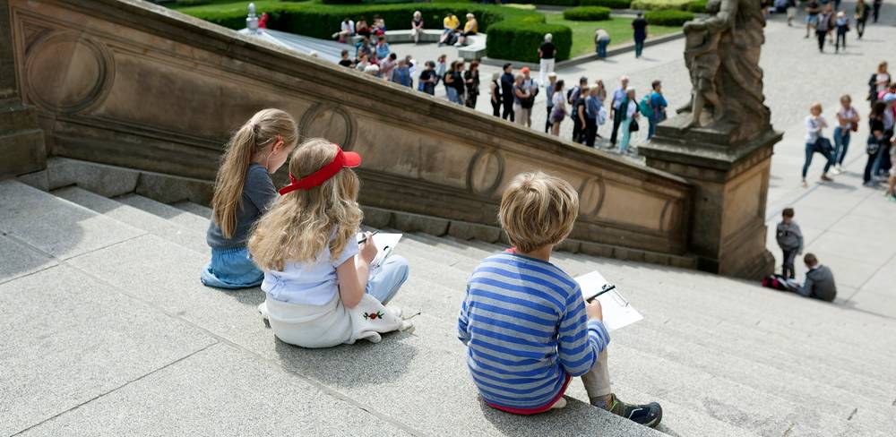 Kinder zeichnen im Kolonnadenhof