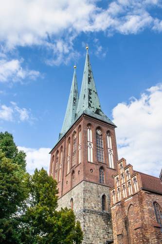Die Nikolaikirche prägt seit dem Mittelalter das Nikolaiviertel und das Zentrum von Berlin: einst als Ort der Religion, jetzt als Museum der Kirchen-, Bau- und Stadtgeschichte. – Außenansicht Museum Nikolaikirche
