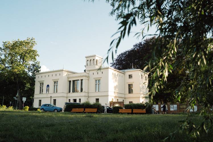 Blick auf die Villa Schöningen an der Glienicker Brücke