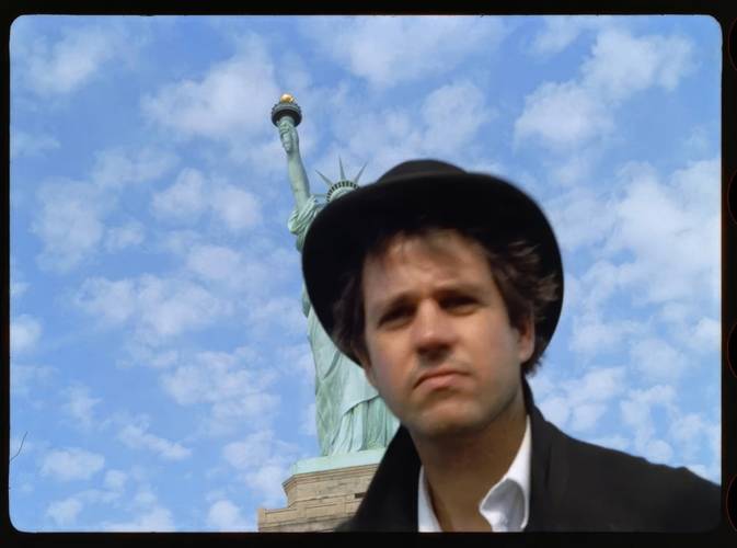 Christoph Schlingensief vor der Freiheitsstatue / Filmstill aus Deutschland versenken, 9. November 1999