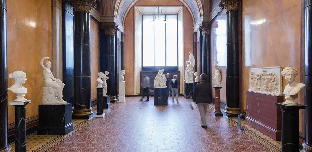 Blick in die Skulpturenhalle im 1. Ausstellungsgeschoss der Alten Nationalgalerie