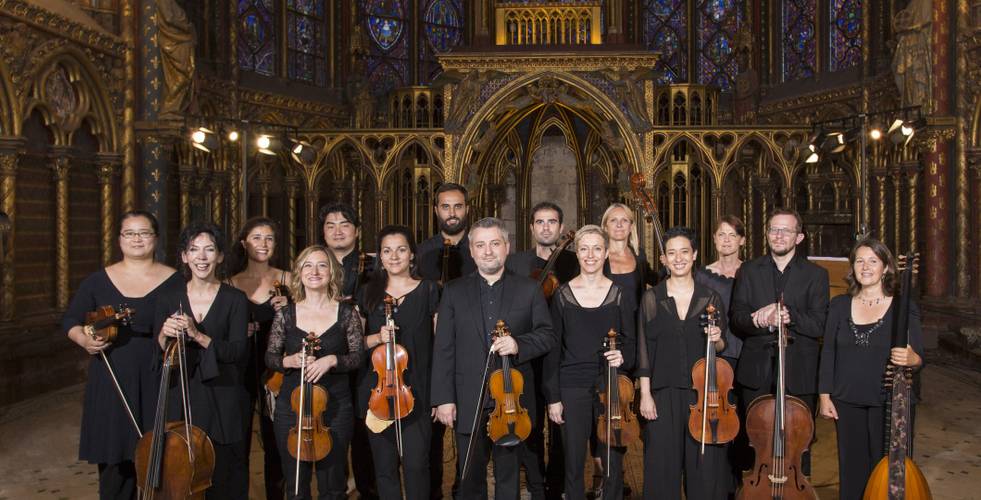 Gruppenbild der Musiker*innen in einer alten Kirche