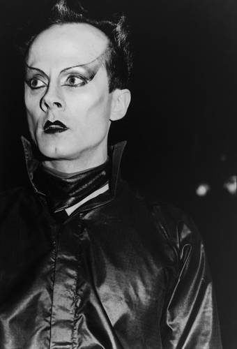 Rolf von Bergmann, Ohne Titel (Klaus Nomi), New York 1979 – Schwarz-weiß-Fotografie: Porträt von Klaus Nomi mit futuristischem Augenmake-Up, schwarzem Lippenstift und Lederhemd mit aufgestelltem Kragen.