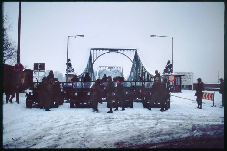 US-Soldaten vor der Glienicker Brücke, 1990(?) – US-Soldaten vor der Glienicker Brücke, 1990(?)