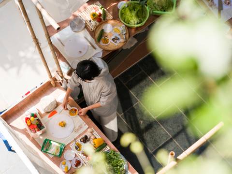 Koch-Performance des Kollektivs "groundtable" bestehend aus den Künstler*innen Gift Lalicha Lalitsasivimol und Kitman Pik Chee Yeung am Goethe Institut Hanoi – Koch bei der Vorbereitung aus der Vogelperspektive aufgenommen