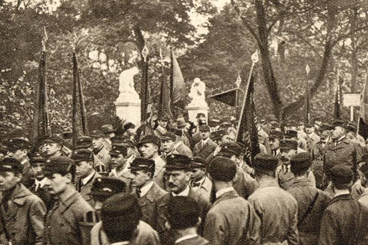 Die Einweihung des Portals zum Friedhof der Märzgefallenen, Fotografie: John Graudenz /Transatlantic, Illustrierte Reichsbannerzeitung, 24.10.1925