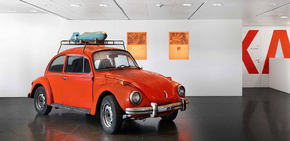 Charlotte Moorman, „Avantgarde“-Volkswagen mit auf dem Dach montierter Bombenattrappe von Nam June Paik