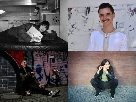 Thao Ho, Tarek Shukrallah, İpek İpekçioğlu und Melissa Kolukisagil © Yasmin Künze / Omar Khlif / Melis Christin / Joanna Schroeder – Collage aus vier Bildern: oben links Person auf Matratze mit Buch in Industrieumgebung, oben rechts Person vor verkratzter Wand mit weißem Hemd, unten links Person in dunkler Kleidung neben Graffitiwand mit Fahrrad, unten rechts Person sitzt auf Gehweg vor Holzplatte.