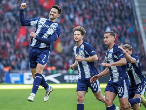  – Josip Brekalo (l, Hertha BSC) trifft und freut sich mit seiner Mannschaft. (Archiv)