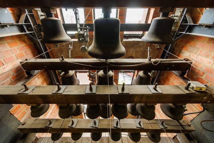 Das Carillon der Nikolaikirche – Innenaufnahme aus dem Kirchenturm mit dem aus 21 Glocken bestehenden Glockenspiel