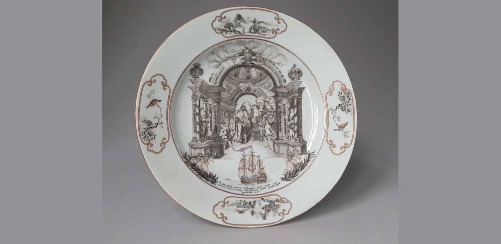 Teller mit Hochzeitsallegorie und Handelsschiff, China, Jingdezhen und Guangzhou, Qing-Dynastie, Qianlong-Ära, um 1740/50, Porzellan mit Aufglasurmalerei in Schwarz, Eisenrot und Gold