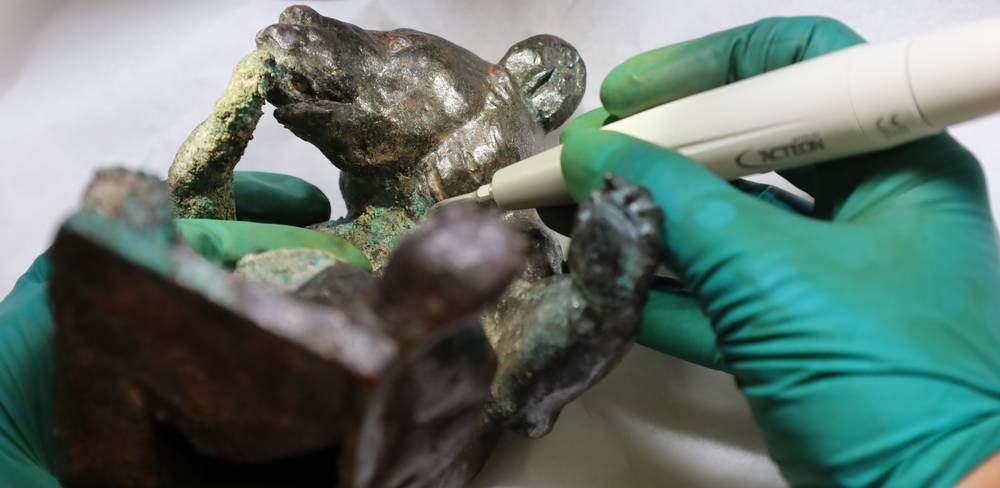 Während des Restaurierungsprozesses eines Briefbeschwerers in Form eines Bären aus dem 19. Jh.