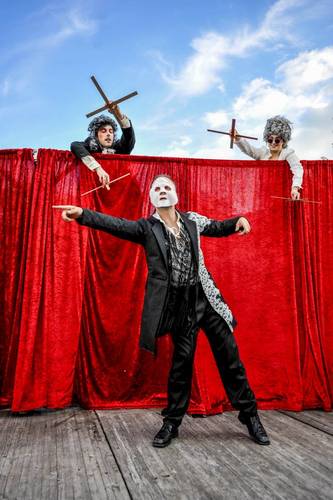 Globe Berlin: Urfaust – Goethe (Lukas Bredefeld) und Luise von Göchhausen (Anna-Luise Barth) spielen Faust (Adrian Stowasser)