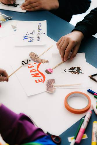Foto: Arbeitssituation im Atelier Bunter Jakob der Berlinischen Galerie mit verschiedenen Kreativ-Materialien auf dem Tisch.