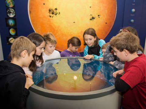 – Kinder am Planetenmodell der Archenhold-Sternwarte der Stiftung Planetarium Berlin.