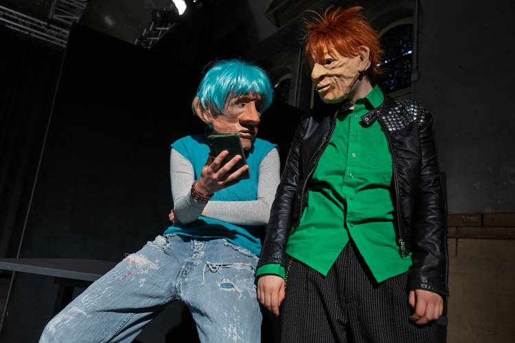 r Nase nach" - TheaterJugendClub Ensemble Angestrahlt