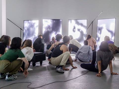 Somatische Übungen in den Ausstellungen mit Theresa Rigou und Alvin Collantes, 2025. Foto: David von Becker.