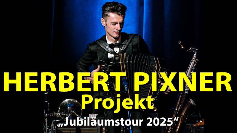 Person spielt Akkordeon auf Bühne mit Saxophon daneben. Text: HERBERT PIXNER Projekt „Jubiläumstour 2025“.