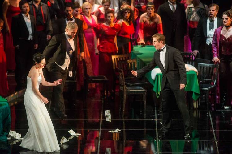 La Traviata – Elena Tsallagova als Violetta Valéry, Derek Welton als Baron Douphol, Matthew Newlin als Alfredo Germont