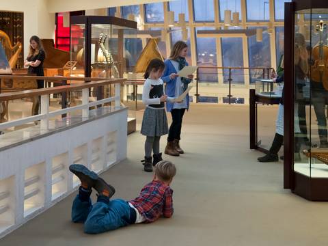 Kinder bei der Schatzsuche im Museum – Kinder bei der Schatzsuche im Museum