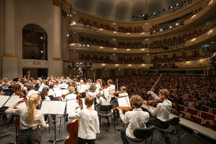 Konzert Opernkinder­orchester – Peter Adamik