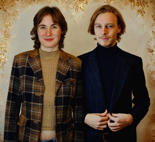 Kai & Ella laden zur Leselounge im Theater verlängertes Wohnzimmer