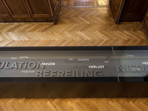 Installation im Museum Berlin-Karlshorst zu Assoziationen über das Kriegsende 1945