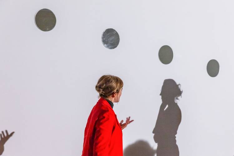 Nancy Holt, Mirrors of Light I, 1974, Installationsansicht (Detail), Gropius Bau, 2024 © Holt/Smithson Foundation, VG Bild-Kunst, Bonn 2024, Courtesy: Sprüth Magers