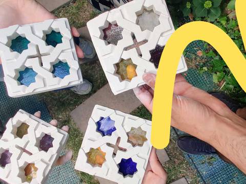Teilnehmende präsentieren die Ergebnisse eines Workshops mit Stuck und Glas