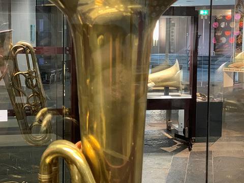 Tubas im Musikinstrumenten-Museum – Tubas im Musikinstrumenten-Museum